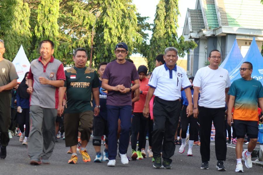 FESTIVAL -- Sekkab Pinrang, A. Calo Kerrang hadir melepas peserta sekaligus ambil bagian dalam kegiatan lari sehat  Festival Dirgantara digelar Pangkalan Udara Sultan Hasanuddin, Minggu (6/7).