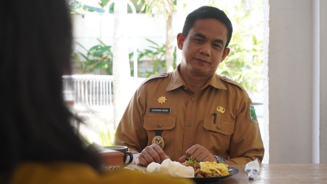 DISKUSI -- Wakil Bupati Pinrang, Sudirman Bungi menerima kunjungan dan dialog santai bersama jajaran Pengurus Persatuan Wartawan Indonesia (PWI) Kabupaten Pinrang di De Vasco Café and Resto, Selasa (8/7).