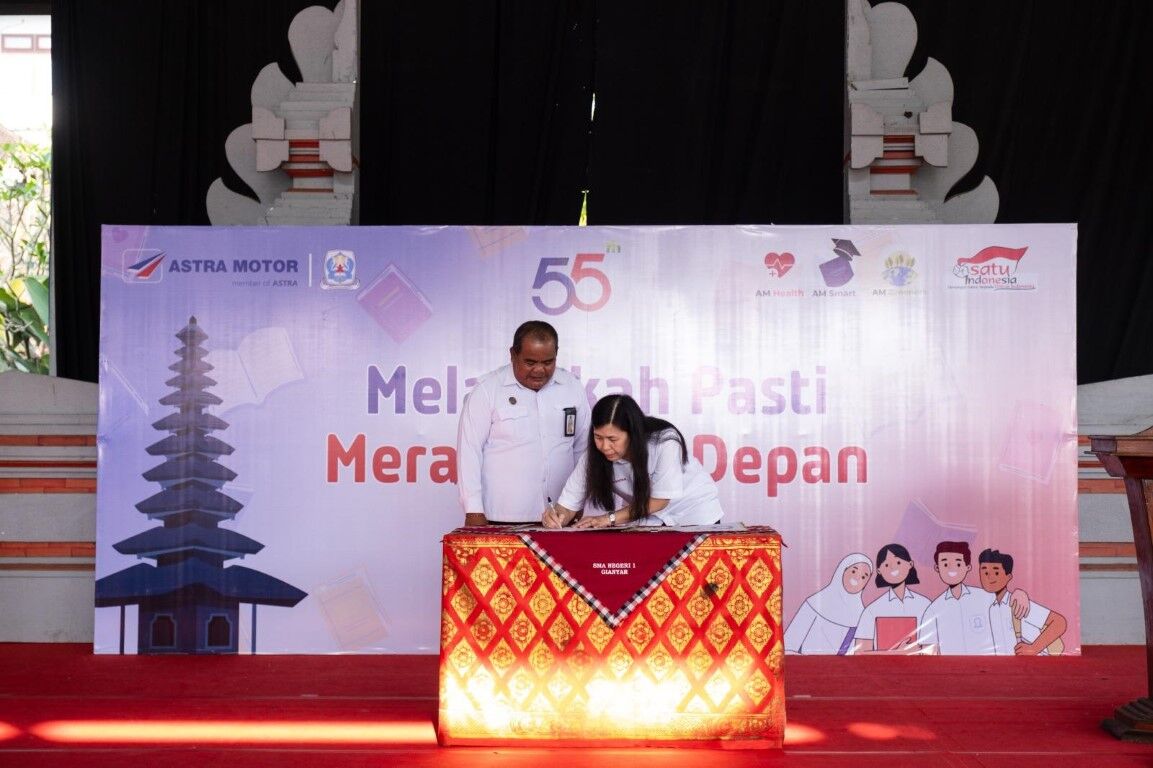 PROGRAM CSR -- Finance & Administration Head Astra Motor, Linda Yunita Harjo (kanan) bersama Kepala SMA Negeri 1 Gianyar, I Wayan Sudra Astra (kiri), dalam momen penyerahan bantuan program CSR 'Astra Motor for Gen-Z'.
