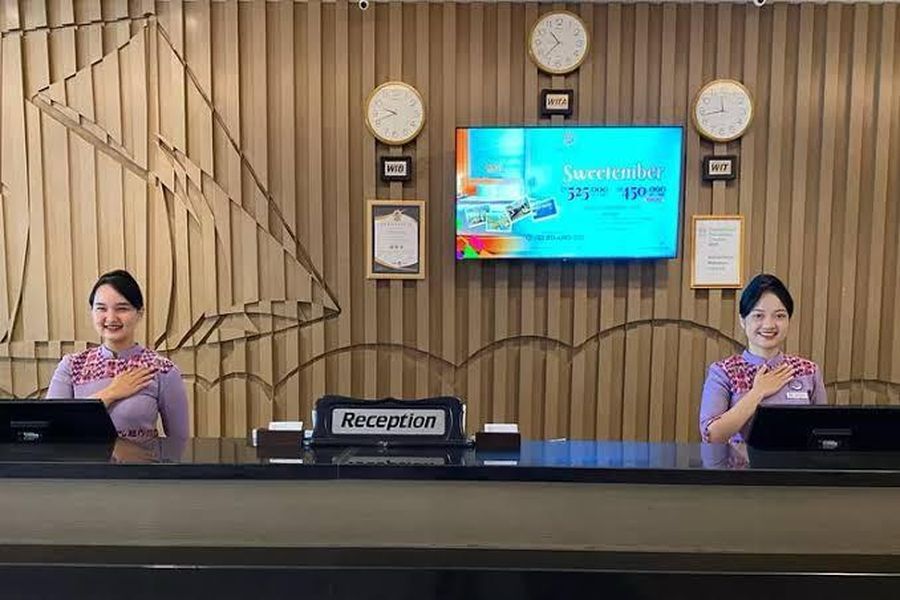 PROMO -- Tim recepsionis Hotel Dalton Makassar siap memberikan pelayanan terbaik kepada para pelanggan setianya.
