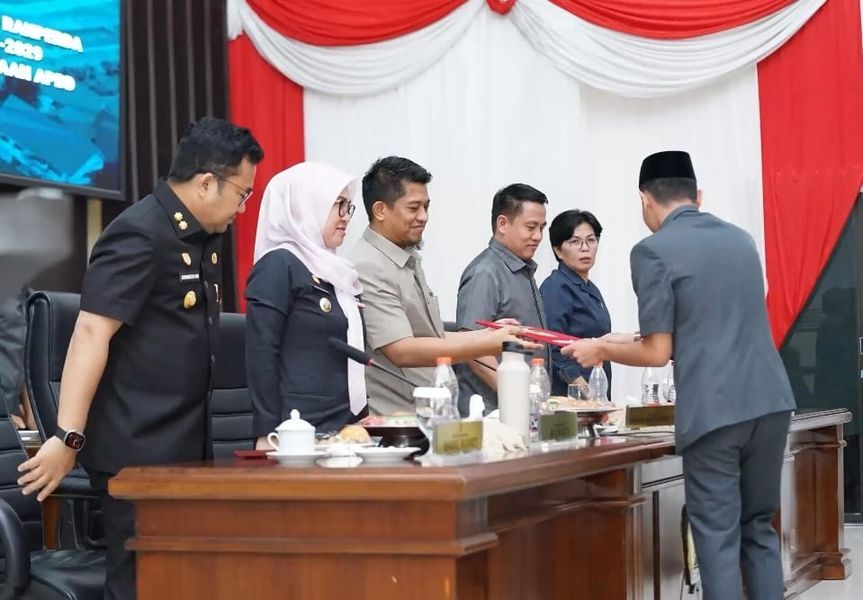 BKM/SAR
RANPERDA -- Bupati Gowa dan Wabup Gowa bersilaturahmi dengan para pimpinan SKPD usai menyerahkan dua Ranperda ke DPRD Gowa. 
