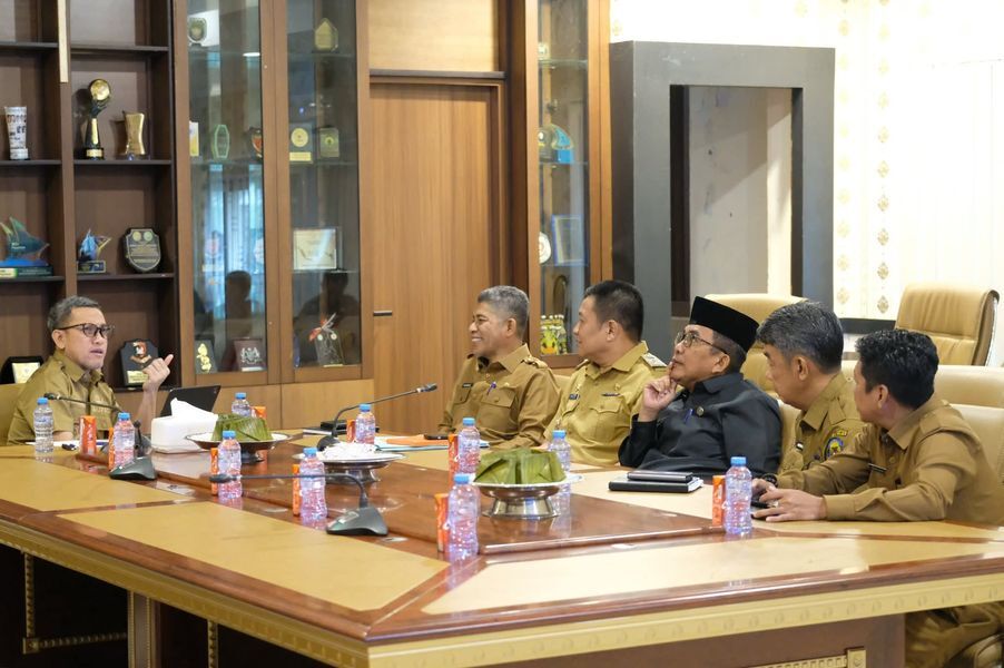 RAKOR -- Bupati Jeneponto, H Paris Yaris didampingi sejumlah pimpinan instansi terkait saat mengikuti Rakor pengendalian inflasi daerah dan evaluasi program tiga juta rumah.
