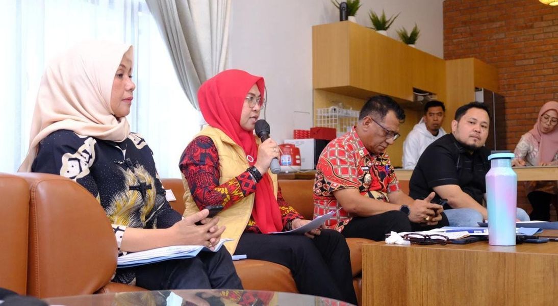 IST
RAPAT -- Bupati Gowa, Husniah Talenrang memimpin rapat Direksi Perusda Punggawa Bakti Gowa Mandiri sekaligus menunjuk Plt Dirut, Ardiansyah Arsyad. 
