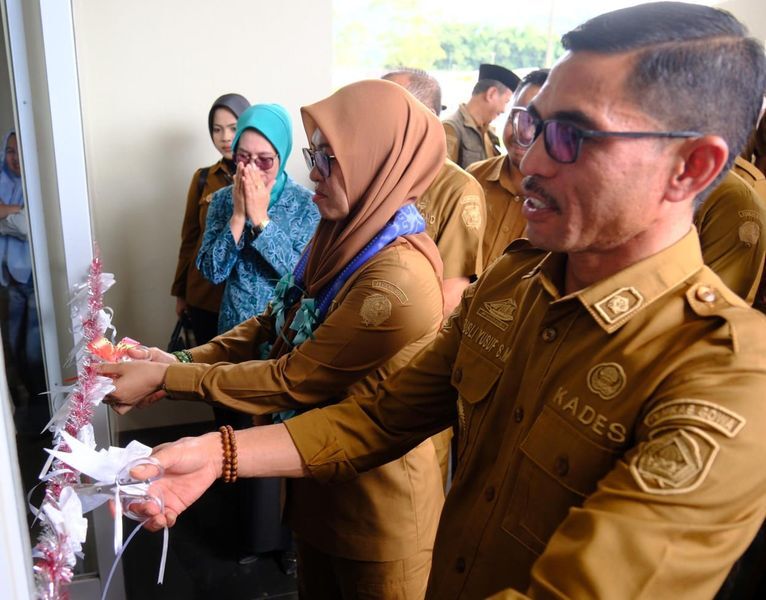 RESMIKAN -- Bupati Gowa, Husniah Talenrang bersama Kades Kanreapia, Rusli Yusuf menggunting pita peresmian kantor Desa Kanreapia. 
