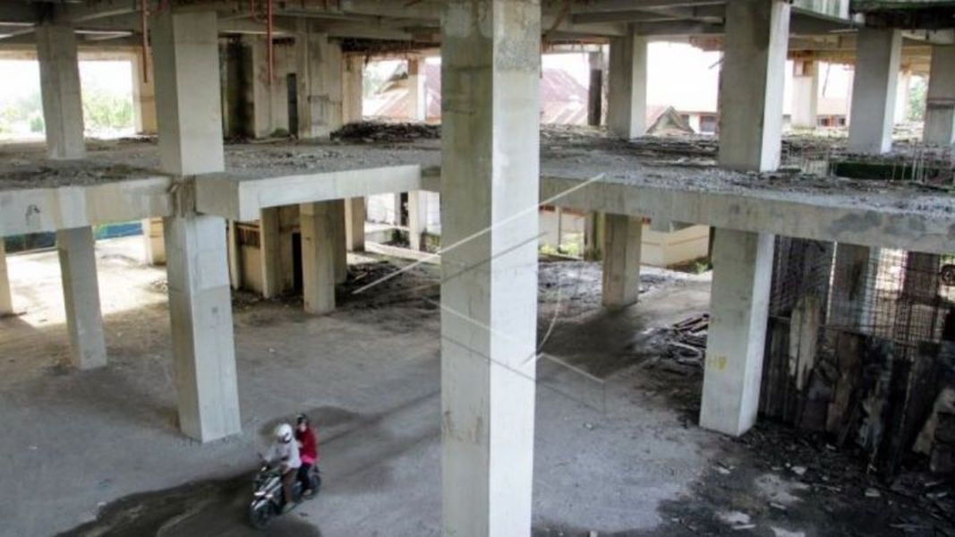 int
DESAK--Tiga tahun tanpa progres, proyek pembangunan Rumah Sakit Ujung Pandang Baru dan RS Batua kini belum juga tuntas pembangunannya.Dewan mendesak Pemkot Makassar segera melanjutkan pembangunan dua rumah sakit tersebut.Tampak tiang-tiang bangunan di RS Batua.
