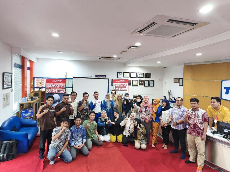 SAFETY RIDING -- Wanny selaku Instruktur Safety Riding Asmo Sulsel di tengah-tengah karyawan Astra Trac Makassar usai membawakan materi safety riding.
