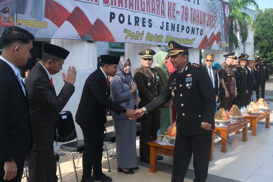 SALAMAN -- Kapolres Jeneponto, AKBP Widi Setiawan menyalami satu persatu pejabat peserta upacara HUT Bhayangkara ke-79
