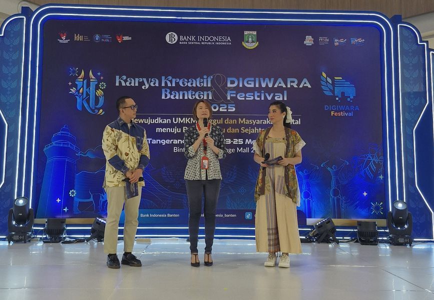 SAMBUTAN -- Merchant Solution Head OCBC, Yenny Tandias (tengah) saat menyampaikan sambutan.
