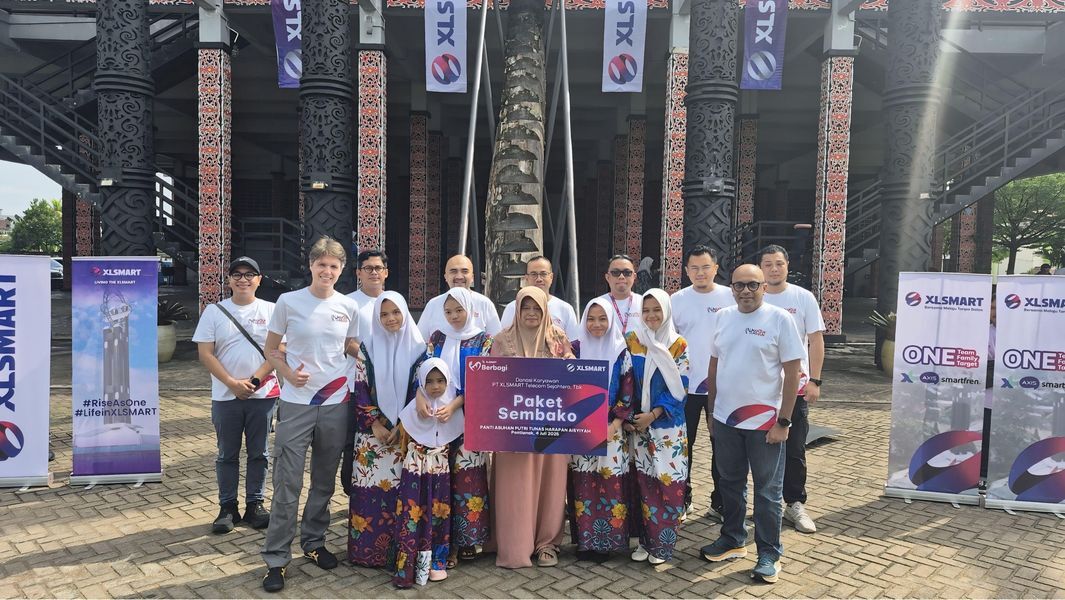 SEMBAKO -- Pengurus Panti Asuhan Putri Tunas Harapan Aisyiyah dan tim MTXLSMart foto bersama usai penyerahan bantuan sembako.
