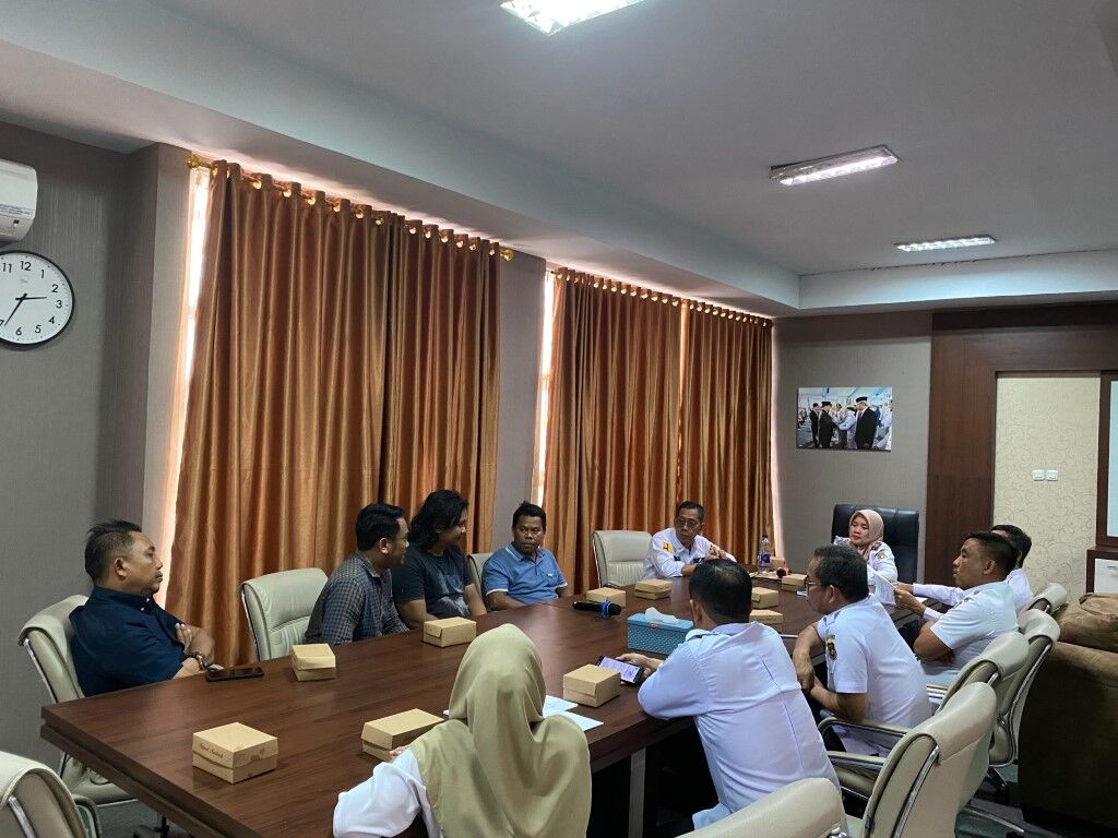 REKOMENDASI -- Wakil Bupati Sidrap, Nurkanaah saat memimpin rapat pemantauan tindak lanjut temuan BPK di Pemkab Sidrap dalam rangka mendorong percepatan penyelesaian rekomendasi BPK tahun berjalan di ruang kerjanya, Rabu (23/7).