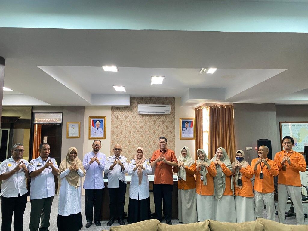 KUNJUNGAN -- Wakil Bupati Sidrap Nurkanaah menerima kunjungan Kepala BPS Provinsi Sulsel Aryanto, di Kantor Bupati Sidrap, Rabu (23/7).
