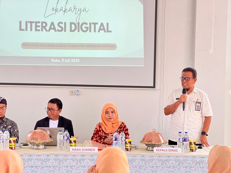LOKAKARYA  -- DWP Kabupaten Sidrap berkolaborasi Dinas Perpustakaan dan Kearsipan Sidrap menggelar Lokakarya Literasi Digital di Aula Gedung Layanan Perpustakaan Daerah Sidrap, Selasa-Rabu (8-9/7).