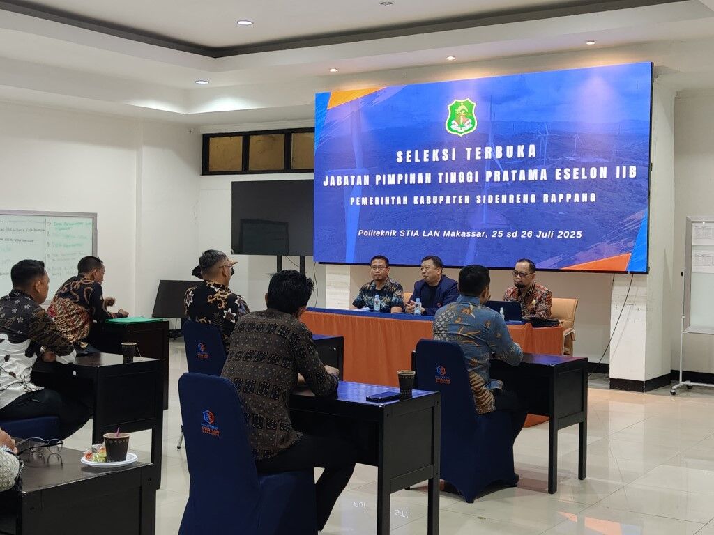 TAHAP AKHIR -- Sebanyak 13 peserta Selter JPT Pratama Eselon II/b Pemkab Sidrap resmi memasuki tahapan akhir yakni penulisan makalah, wawancara, dan penilaian rekam jejak selama dua hari, 25–26 Juli 2025 di Politeknik STIA LAN Makassar
