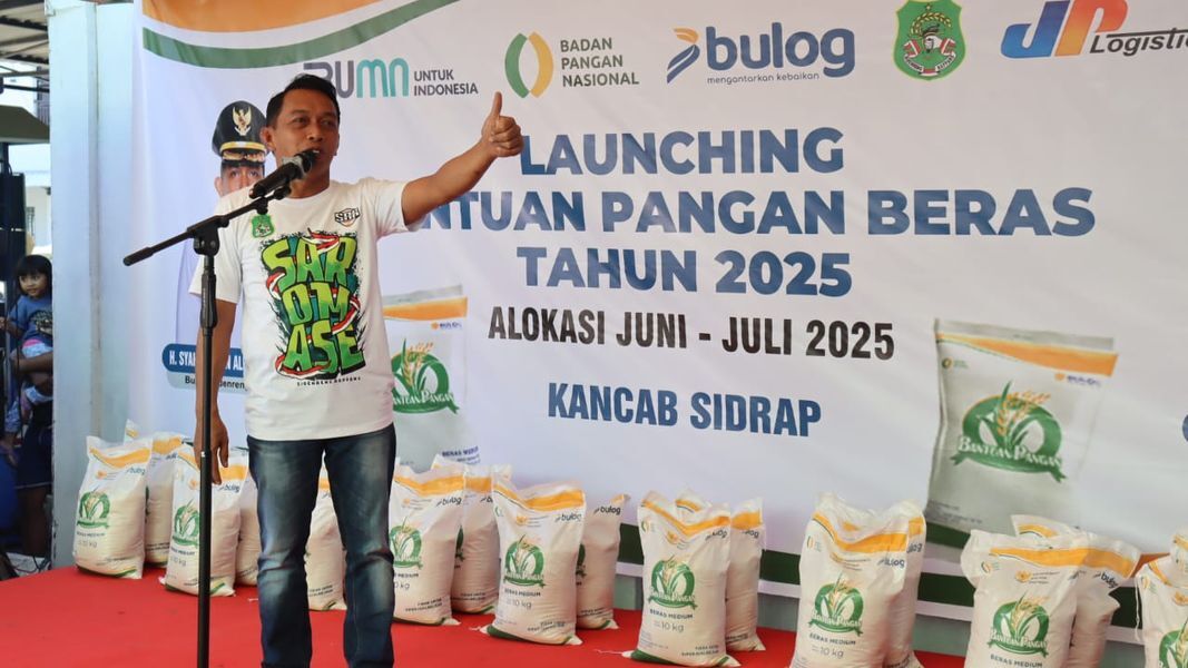 LEPAS -- Bupati Sidrap H Syaharuddin Alrif menyampaikan sambutan sesaat sebelum melepas distribusi bantuan pangan berupa CBP sebanyak 322 ton di Gedung Bulog Sidrap, Sabtu (19/7). 
