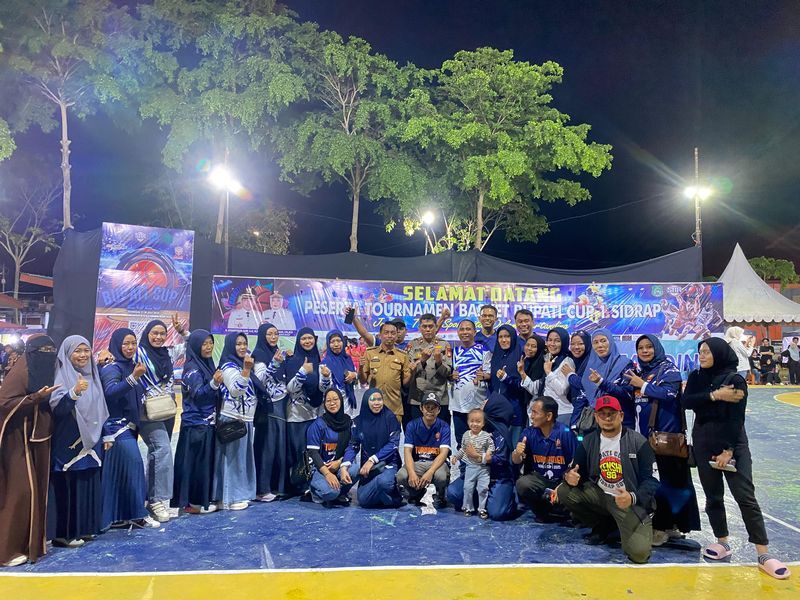 APRESIASI -- Bupati Sidrap, H. Syaharuddin Alrif foto bersama usai penutupan turnamen. Syahar mengapresiasi kinerja panitia dan seluruh peserta atas suksesnya kegiatan tersebut.   
