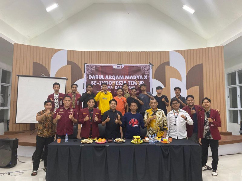 TANTANG -- Bupati Sidrap, Syaharuddin Alrif mendorong kader IMM tampil sebagai kreator di era digital, bukan sekadar menjadi pengikut saat menjadi narasumber pada kegiatan DAM se-Indonesia Timur, Minggu (20/7).
