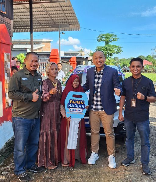 HADIAH -- Seorang nasabah BRI I Nadi, penjual sayur asal Bilokka, Kecamatan Panca Lautang, Kabupaten Sidrap ketiban durian runtuh. I Nadi meraih hadiah utama program BRI satu unit mobil Suzuki XL-7 Zeta dalam program Panen Hadiah Simpedes (PHS) BRI September 2024 – Februari 2025.
