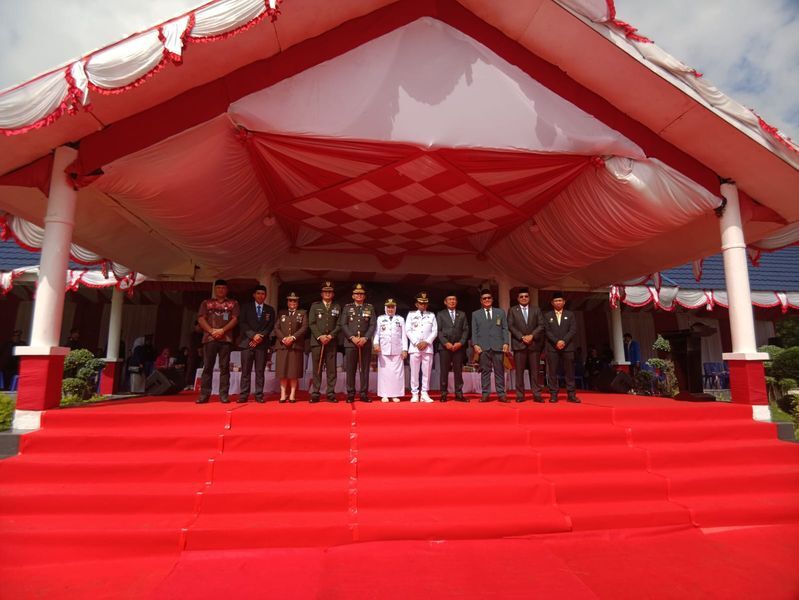 IRUP -- Bupati Sidrap Syaharuddin Alrif foto bersana Forkopimda usai tampil sebagai Inspektur Upacara (Irup) Hari Bhayangkara ke-79 di Lapangan Kompleks SKPD, Selasa (1/7).  
