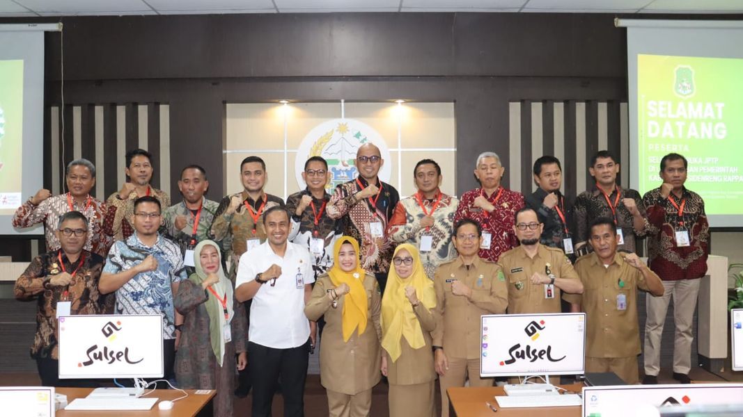 SELEKSI -- Wakil Bupati Sidrap, Nurkanaah foto bersama usai membuka Seleksi Terbuka Jabatan Pimpinan Tinggi (JPT) Pratama Pemkab Sidrap di Assessment Center UPT Penilaian Potensi dan Kompetensi BKD Provinsi Sulsel Selasa (15/7).