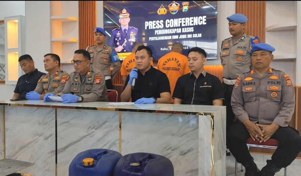 SOLAR ILEGAL -- Polres Sidrap menggelar konferensi pers atas terbongkarnya jaringan ilegal distribusi solar bersubsidi yang diduga telah merugikan negara dan mencederai hak masyarakat kecil di Mapolres Sidrap, Rabu (30/7).