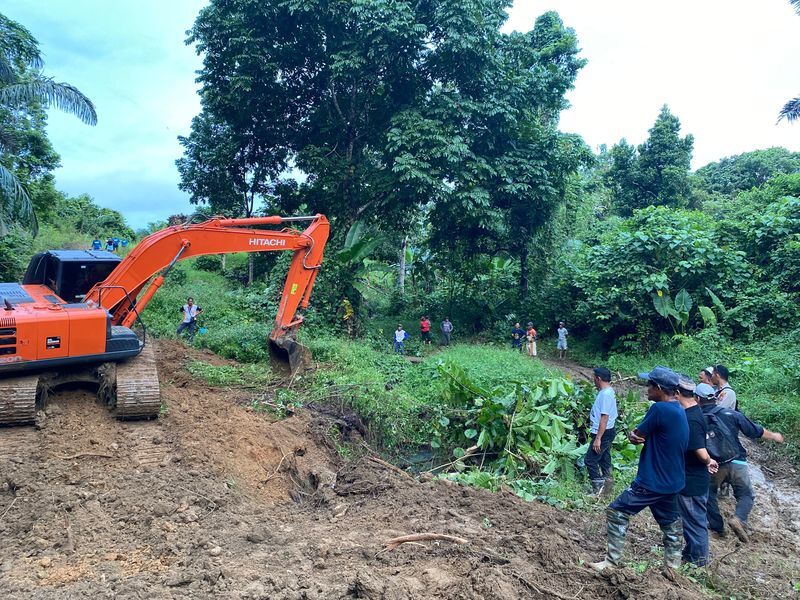 RINTIS JALAN -- Bupati Sidrap Syaharuddin Alrif memimpin perintisan jalan desa yang menghubungkan 
Pitu Riase menuju Desa Dengeng-dengeng melalui Program Bermalam di Desa, Sabtu (5/7). 

