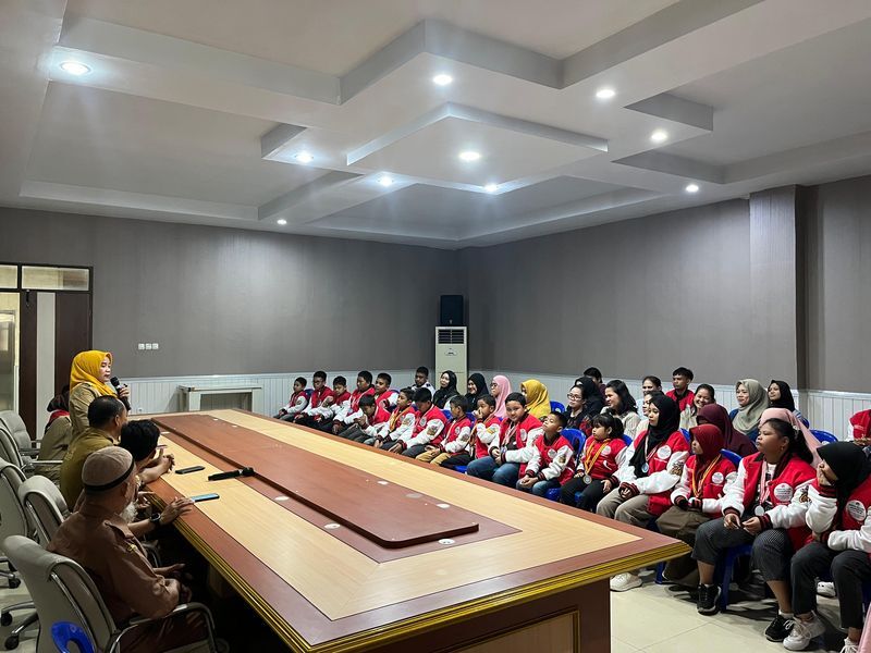 KOMPETISI -- Wakil Bupati Sidrap Nurkanaah melepas peserta dari Sidrap untuk mengikuti Kompetisi Sains, Matematika, dan Bahasa Inggris Tingkat Nasional Orion Ke-III Kantor Bupati Sidrap,  Senin (30/6)