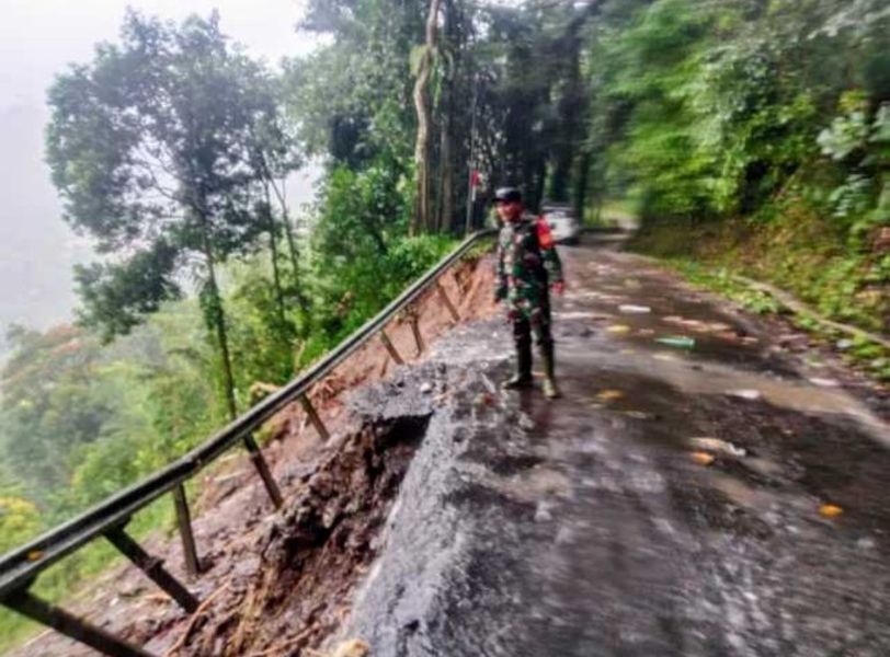 BERUNTUN -- Bencana beruntun yang terjadi di Kabupaten Sinjai melululantahkan  sejumlah fasilitas umum seperti jembatan poros jalan di Sinjai Tengah yang terputus,  rumah warga ambruk, tanah longsor dan sejumlahkerusakan lainnya. 