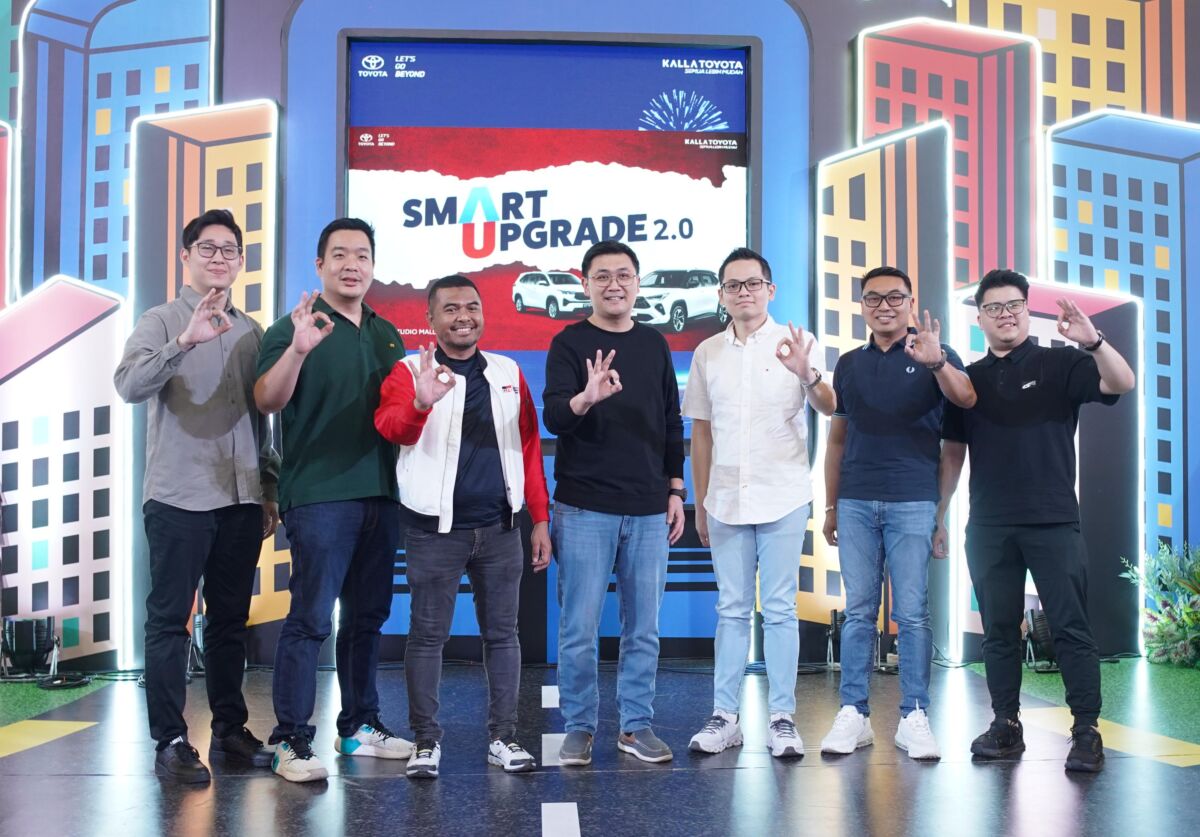 SMART UPGRADE 2.0 -- West Area General Manager Kalla Toyota (tengah), Andyka Susanto, Marketing General Manager Kalla Toyota, Suliadin dan tim Kalla Toyota lainnya saat melaunching program Smart Upgrade 2.0 di Trans Studio Mall Makassar, Minggu (27/7).
