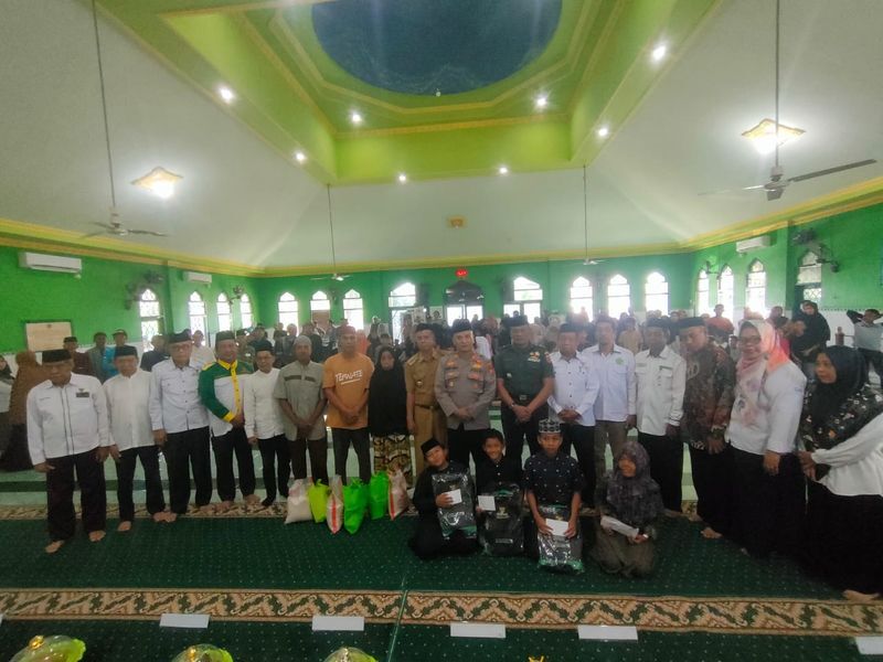 SALURKAN ZAKAT -- Kapolsek Lilirilau AKP Asep Sibli menghadiri kegiatan penyaluran dana zakat, infak, dan sedekah oleh Baznas Kabupaten Soppeng di Masjid Nurul Ittihad, Kelurahan Pajalesang, Kecamatan Lilirilau, Selasa (8/7).
