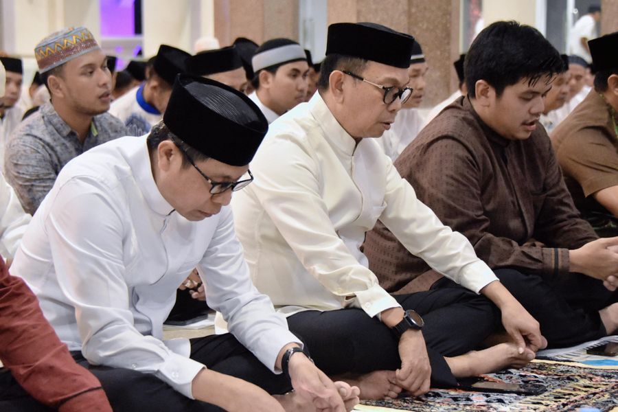 DZIKIR DAN DOA -- Bupati Soppeng, H Suwardi Haseng saat menghadiri acara Dzikir, Tausiah, dan Doa Bersama dalam rangka peringatan Hari Asyura 10 Muharram 1447 H, yang jatuh pada (6/7) di Masjid Agung Darussalam Watansoppeng.