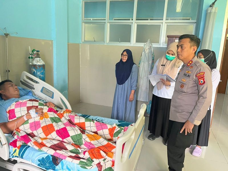 BESUK PERSONEL -- Kapolres Soppeng AKBP Aditya Pradana membesuk salah satu personel Polsek Lilirilau yang tengah menjalani perawatan medis di Rumah Sakit Umum Daerah (RSUD) Latemmamala, Kabupaten Soppeng sebagai wujud perhatian dan kepedulian terhadap anggotanya, Rabu (9/7).
