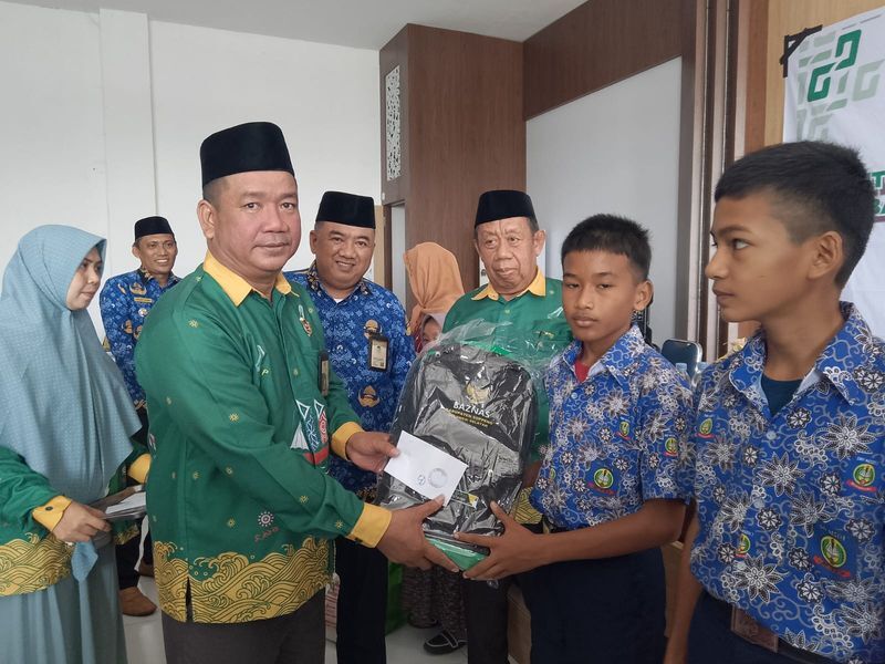 SALURKAN -- Komisisoner Baznas Kabupaten Soppeng menyalurkan paket ZIS kepada 150  mustahik dan siswa kurang mampu tahap ke IV  di Aula Kantor Kecamatan Marioriawa, Kabupaten Soppeng, Kamis (17/7).