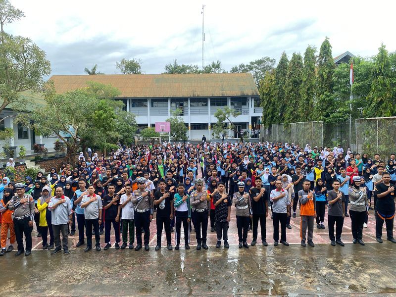OPERASI -- Satuan Lalu Lintas Polres Soppeng menggelar kegiatan Police Goes to School dalam rangka Operasi Patuh Pallawa 2025 di SMAN 1 Soppeng, Selasa (15/7). 
