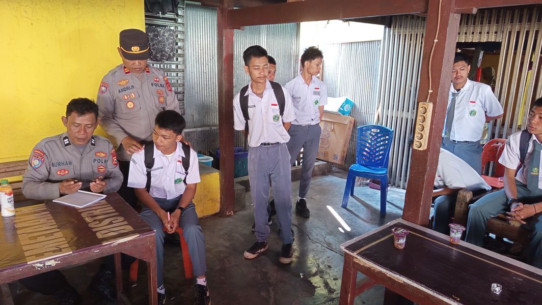 KAMTIBMAS -- Sat Binmas Polres Soppeng melaksanakan kegiatan imbauan Kamtibmas, pembinaan dan penyuluhan (Binluh), serta tatap muka kepada para pelajar di Kecamatan Lalabata, Kabupaten Soppeng. Senin (21/7). 
