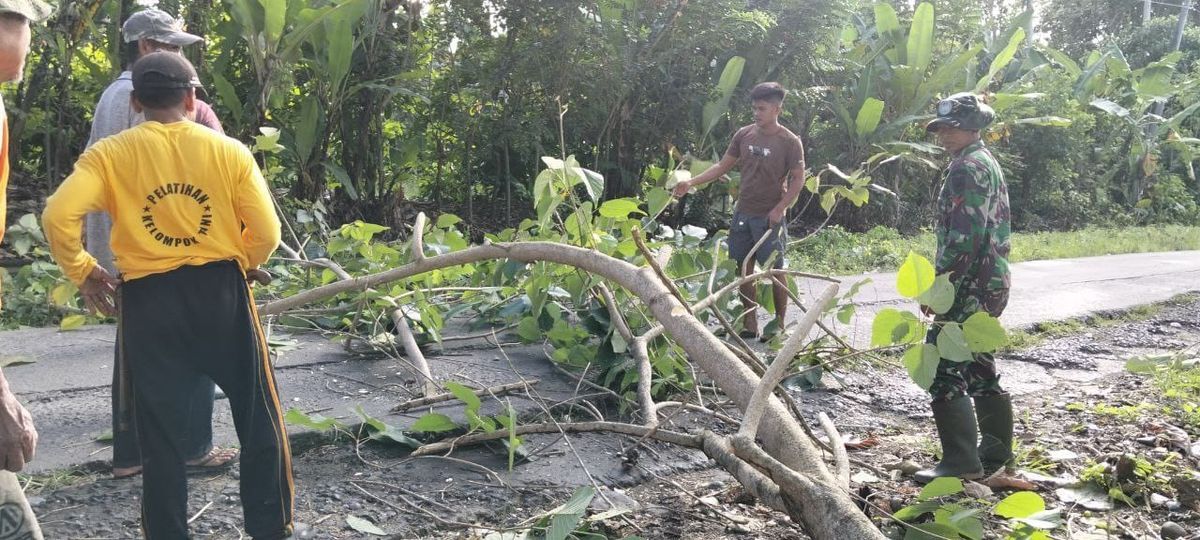 KERJA BAKTI -- Warga Desa Jampu, Kecamatan Liliriaja Kabupaten Soppeng menggelar kerja bakti bergotong royong bersama TNI pada Minggu (20/7). 
