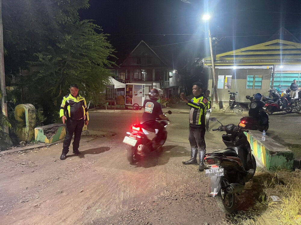 KNALPOT BRONG -- Satlantas Polres Soppeng menggelar operasi represif di Pusat Kota Watansoppeng, Kabupaten Soppeng menindaklanjuti keluhan masyarakat terkait maraknya penggunaan knalpot tidak sesuai spesifikasi teknis (brong) yang mengganggu kenyamanan dan ketertiban umum, Minggu (27/7) malam.
