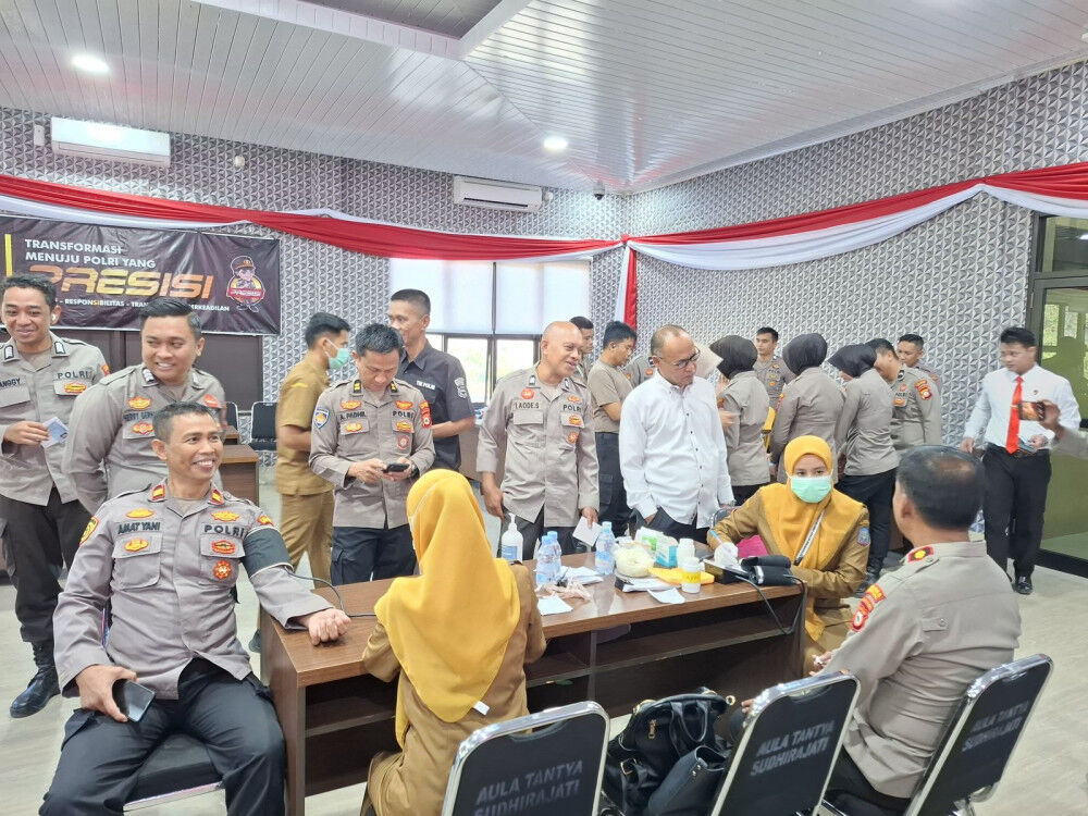 RIKKES -- Polres Soppeng menggelar kegiatan Pemeriksaan Kesehatan (Rikkes) berkala bekerjasama Puskesmas Salotungo di Aula Tantya Sudhirajati Mapolres Soppeng dalam upaya menjaga dan meningkatkan kesehatan personel, Senin (28/7). 