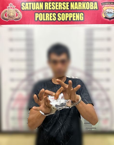 SABU DISITA -- Satresnarkoba Polres Soppeng mengungkap kasus peredaran gelap narkotika. Seorang pria K (34) ditangkap saat membawa sabu-sabu di Kecamatan Marioriawa, Kabupaten Soppeng. Penangkapan dilakukan Selasa (15/7) malam dan polisi berhasil menyita barang bukti sabu seberat 3,28 gram.

