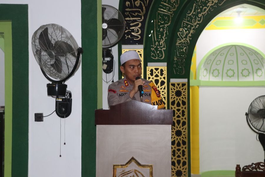SAFARI SUBUH -- Kapolres Soppeng AKBP Aditya Pradana melaksanakan kegiatan Safari Subuh dalam upaya mempererat hubungan dengan masyarakat sekaligus menyampaikan pesan-pesan kamtibmas di Masjid Darul Aman, Kecamatan Lalabata, Rabu (23/7).   

