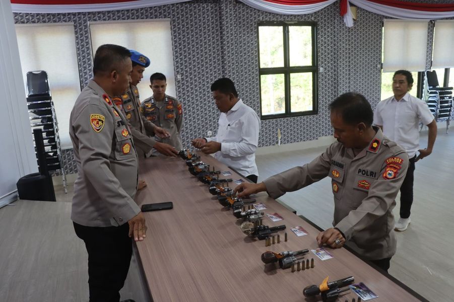 SENPI -- Seksi Propam Polres Soppeng menggelar pemeriksaan senpi di Aula Tantya Sudhirajati Polres Soppeng guna memastikan kelayakan serta keamanan penggunaan senjata api dinas oleh personel, Senin (7/7). 