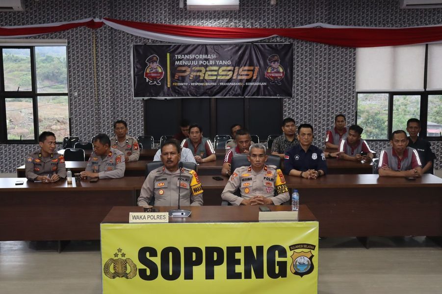 VICON -- Waka Polres Soppeng Kompol Sudarmin mewakili Kapolres Soppeng mengikuti kegiatan Vicon Anev rutin yang dipimpin Kapolda Sulsel, Irjen Pol Rusdi Hartono di Aula Tantya Sudhirajati, Mapolres Soppeng, Selasa (22/7).
