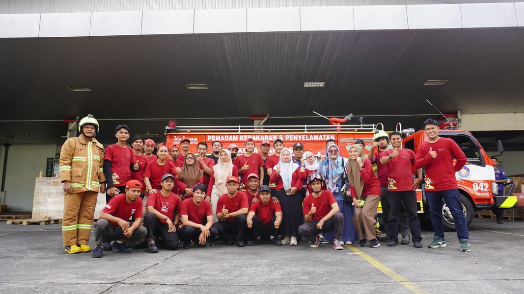 TANGGAP DARURAT -- Tim Kalla Transport dan Logistics foto bersama usai melakukan kegiatan simulasi tanggap darurat di Depo Parts, Kawasan Industri Makassar.
