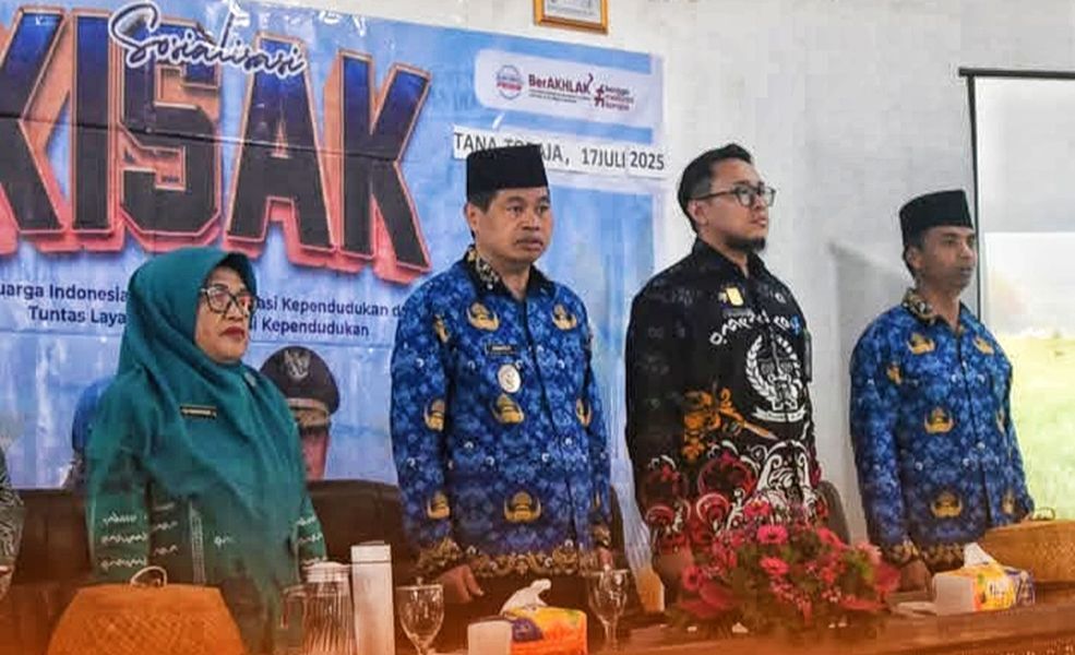 KERJASAMA -- Disdukcapil  Tator berkolaborasi TP PKK Tator melakukan sosialisasi KISAK dirangkai Rakor pemanfaatan data kependudukan  dan penandatanganan perjanjian kerjasama pemanfaatan data kependudukan di Kantor Camat Sangalla' Utara baru-baru ini.
