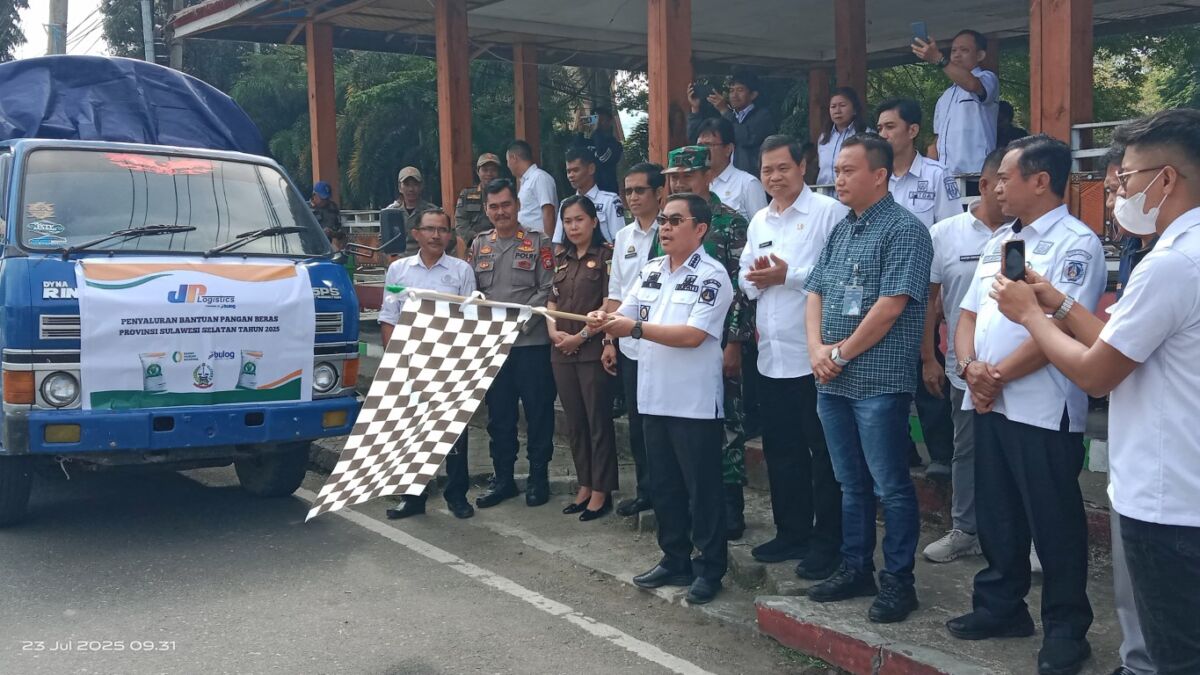 SALURKAN -- Bupati Tator Zadrak Tombeg menyalurkan bantuan pangan beras periode Juni dan Juli tahun 2025 kepada 17.845 keluarga PBP di 19 kecamatan, Rabu (23/7). 
