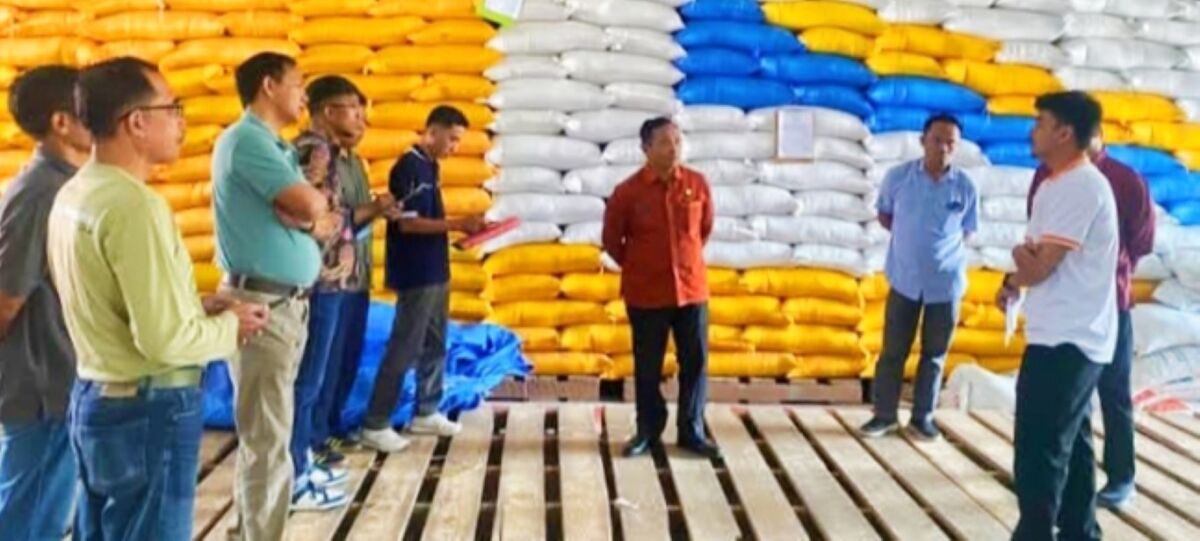 KUNJUNGAN LAPANGAN -- TPID Tana Toraja melakukan kunjungan lapangan sekaligus pengawasan ketersediaan pasokan pangan ke Gudang Bulog Nanggala di Toraja Utara, Jumat (25/7) lalu.