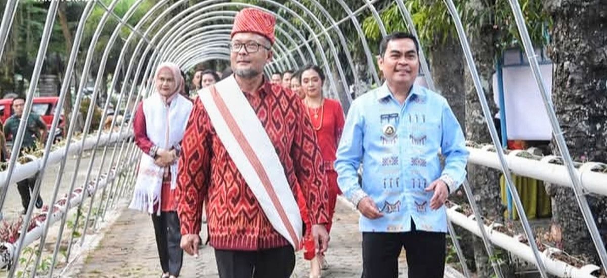 LAUNCHING -- Pemkab Tator melauncing tiga inovasi Dekranasda Tator yakni Galeri Dekranasda, Meseum koleksi artefak bersejarah, dan bioskop mini di Pasar Seni Makale, Senin (21/7). 
