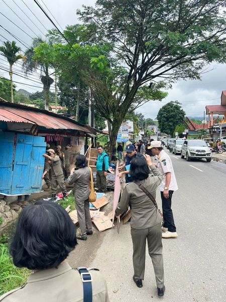 TERTIBKAN -- Satuan polisi Pamong Praja (Satpol PP) Tana Toraja, menertibkan bangunan liar di Se'pon, Makale,  Jumat (11/7) 
