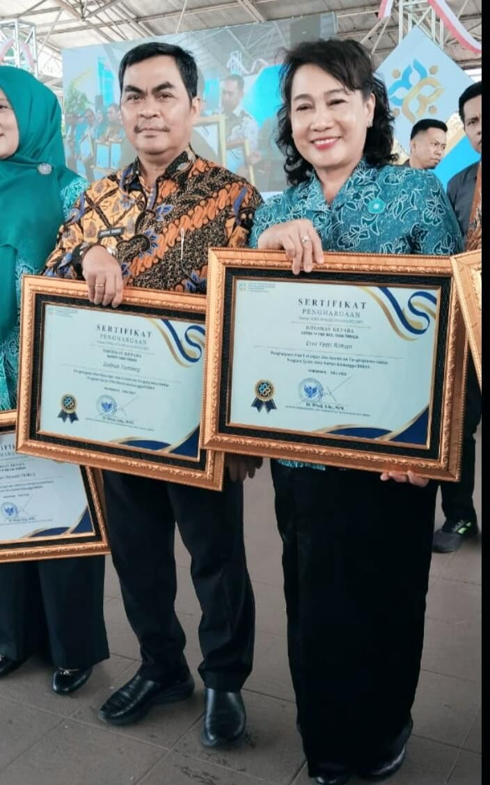 PENGHARGAAN -- Bupati Tana Toraja Zadrak Tombeg bersama Ketua TP PKK Erni Yetti Riman menerima penghargaan dari Menteri Kependudukan dan Pembangunan Keluarga/Kepala BKKBN, H Wihaji, di Makassar kemarin.
