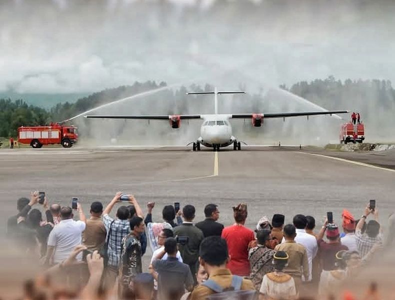 Pesawat Wings Air yang memulai penerbangan perdana rute Manado-Toraja dilakukan launcing di Bandara Pongtiku, Senin (7/7). Gubernur Sulut Yulius Selvanus Lumbaa dan Gubernur Sultra Andi Sumangerukka hadiri pada kegiatan tersebut.
