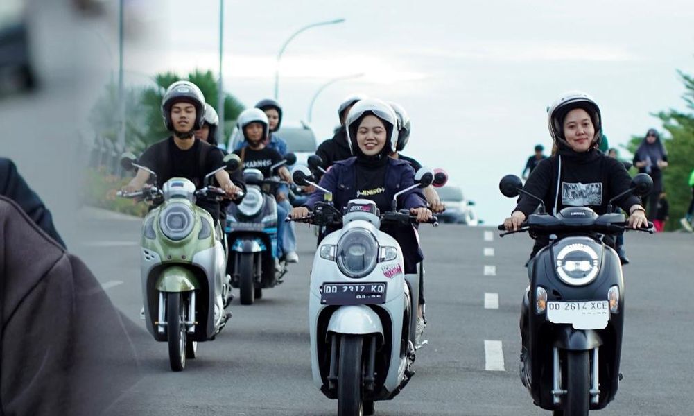TOURING -- 30 pengendara Honda Scoopy yang tergabung dalam Komunitas Pecinta Honda Scoopy sedang melakukan touring melalui acara Scoopy Velocreativity Jilid Kedua yang mengambil start dari depan kantor Astra Motor Sulsel dan finish di The Hills Makassar.
